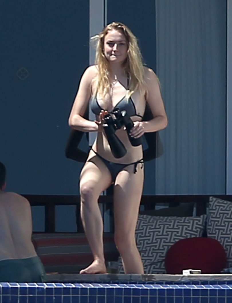gorgeous-sophie-turner-bikini-pictures